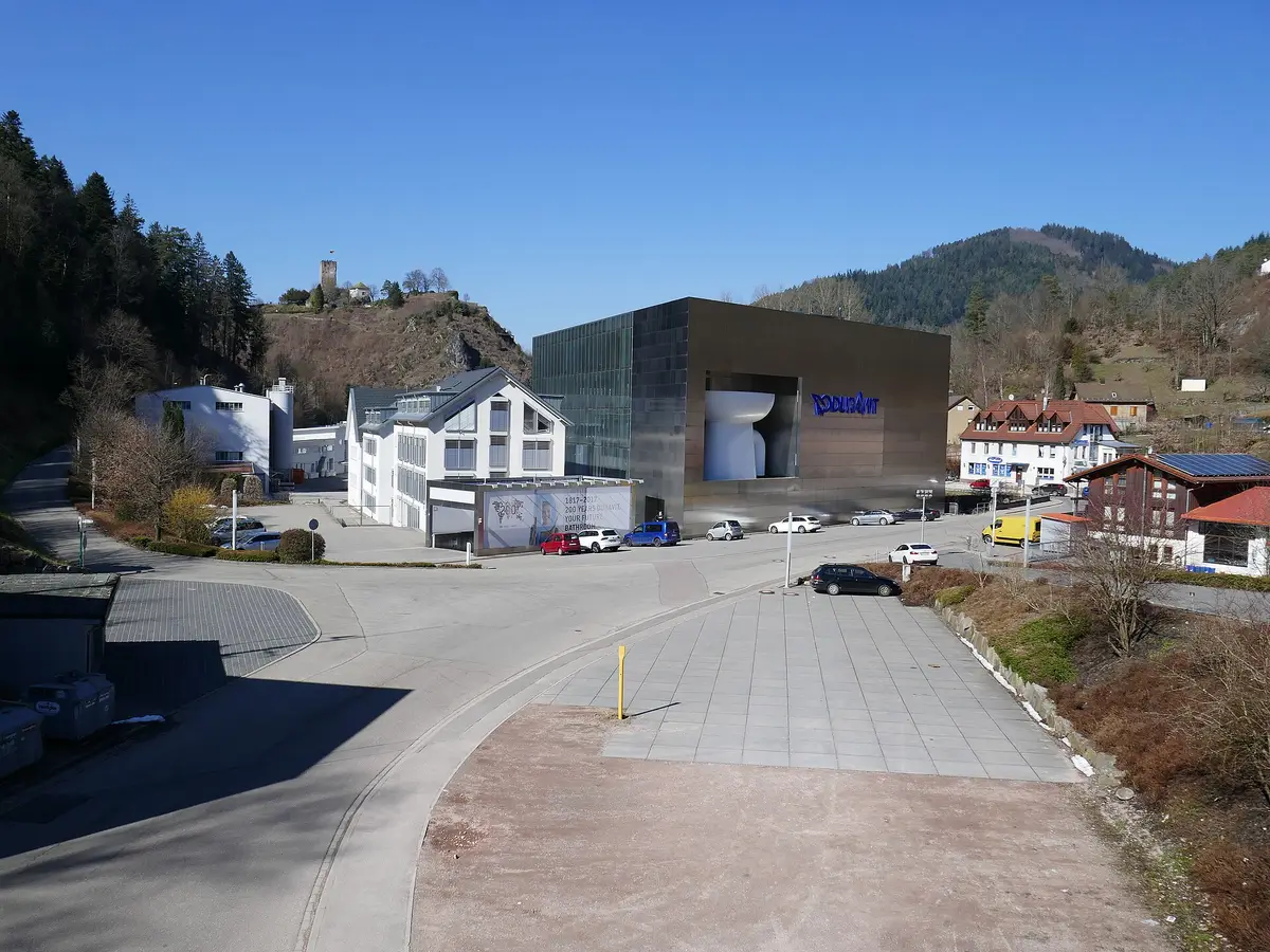 Duravit Design Center in Hornberg mit der markanten WC-Silhouette an der Fassade